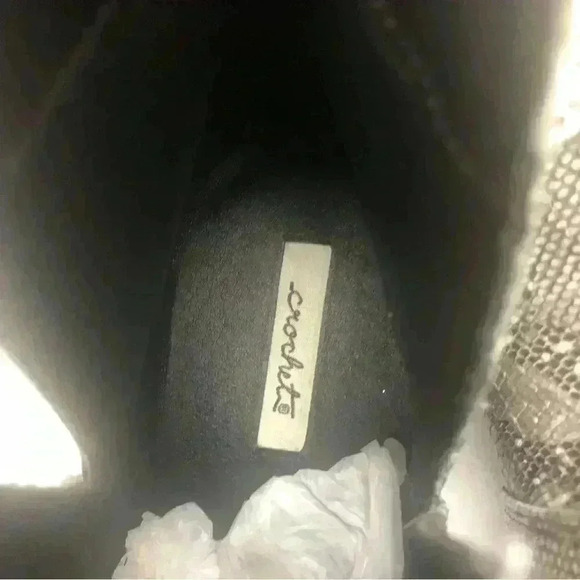 Crochet Ladies Slip on Gray Faux Snake Skin Ankle Booties NWOB size 9 - Picture 3 of 5